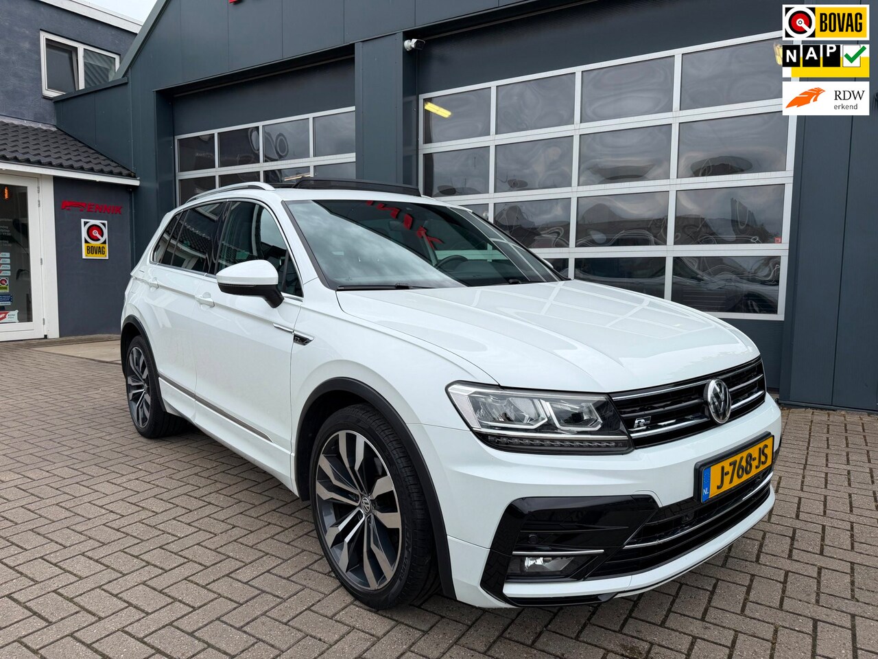 Volkswagen Tiguan - 1.5 TSI ACT Highline Business R-Line / Pano / Virtual / ACC / Trekhaak / NL Auto met NAP. - AutoWereld.nl