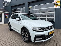 Volkswagen Tiguan - 1.5 TSI ACT Highline Business R-Line / Pano / Virtual / ACC / Trekhaak / NL Auto met NAP