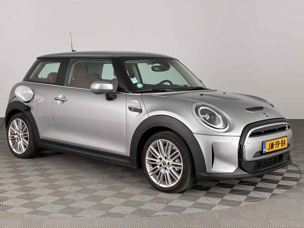 MINI Mini-Electric - Camden 33 kWh | LEDER | SFEER | Sportstoelen | Full LED | NAVI | ECC | SOH: 99% | -2e PINK - AutoWereld.nl