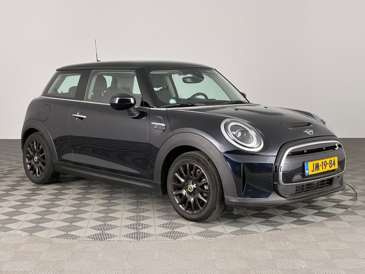 MINI Mini-Electric - Cooper SE 33 kWh | LEDER | Sportstoelen | Full LED | NAVI | ECC | SOH: 99% | -2e PINKSTERD - AutoWereld.nl