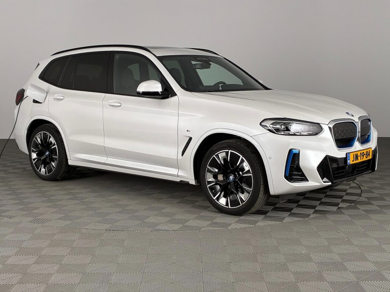 BMW iX3 - High Executive M-Sport 80 kWh | PANORAMADAK | harman/kardon | Head-Up | SOH: 100% | -2e PI - AutoWereld.nl