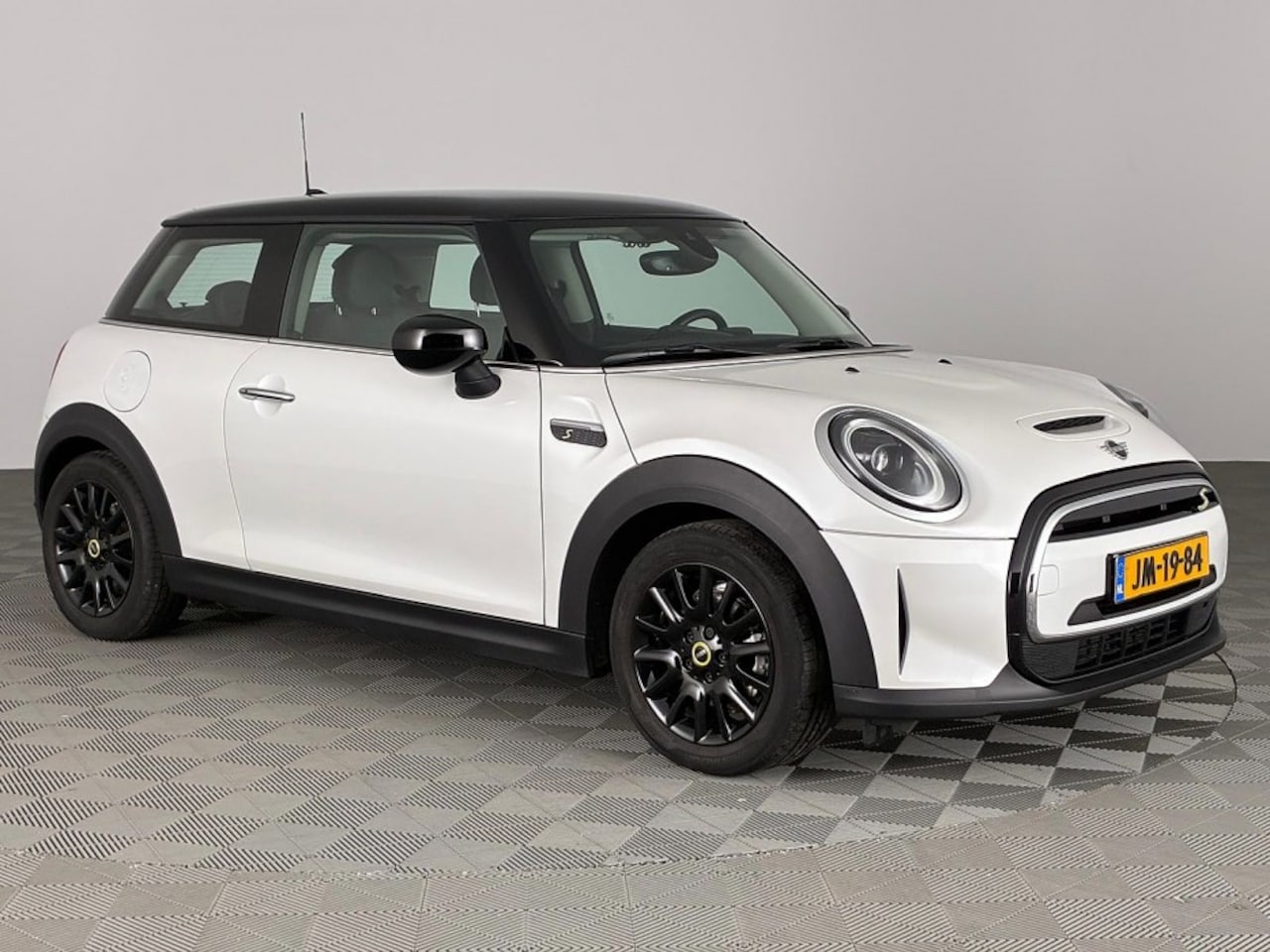 MINI Mini-Electric - Cooper SE 33 kWh | Half LEDER | Sportstoelen | Full LED | NAVI | ECC | SOH: 99% | -2e PINK - AutoWereld.nl