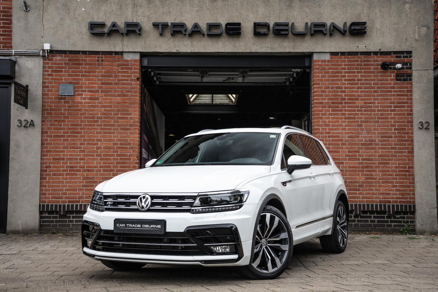Volkswagen Tiguan - 2.0 TSI 4Motion R-Line Pano / 360 / Trekhaak - AutoWereld.nl