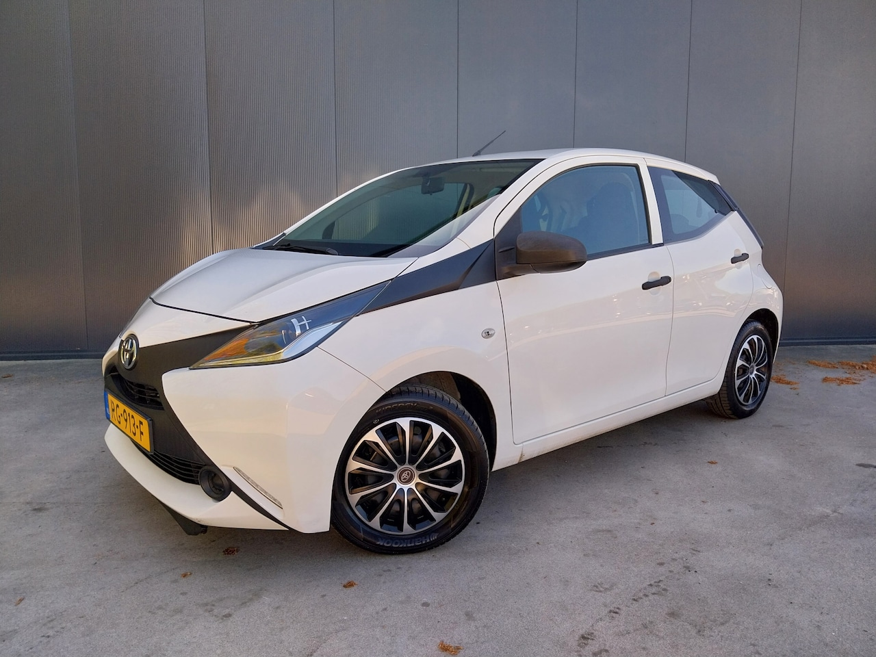 Toyota Aygo - 1.0 VVT-i x-fun 1e EIGENAAR LED AIRCO - AutoWereld.nl