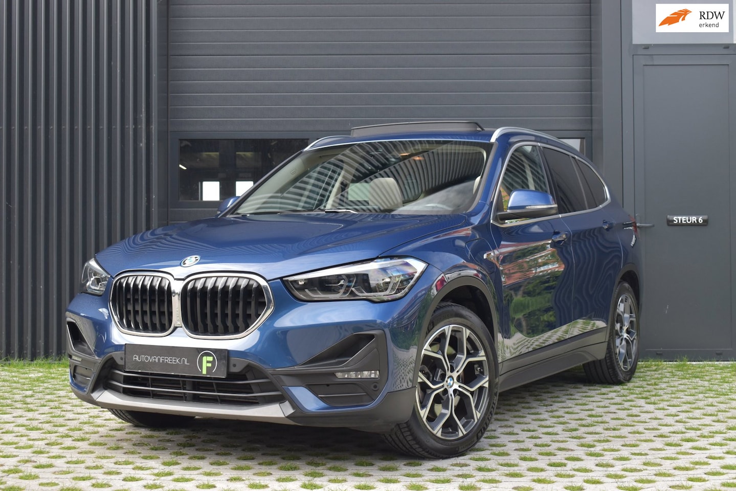 BMW X1 - XDrive25e High Executive | PANO | 1E EIG | DEALER | LEDER | CAMERA | NAVI PROF | SPORTSTOE - AutoWereld.nl