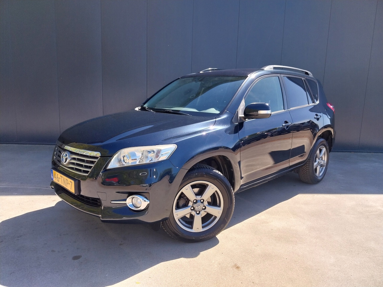 Toyota RAV4 - 2.0 VVTi AUTOMAAT 4X4 Executive CAMERA HALF LEER NAVI CRUISE ECC TREKHAAK - AutoWereld.nl