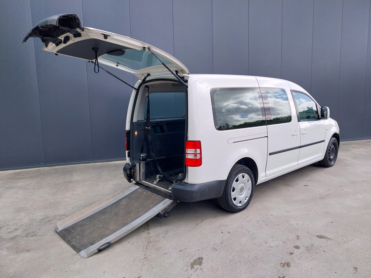 Volkswagen Caddy Maxi - 1.6 TDI ROLSTOELAUTO 5 PERS MARGE AIRCO CRUISE NAVI - AutoWereld.nl