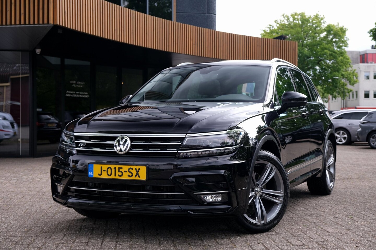 Volkswagen Tiguan - 1.5 TSI ACT Highline Business R|Pano|ACC|Trekhaak|R-Line| - AutoWereld.nl