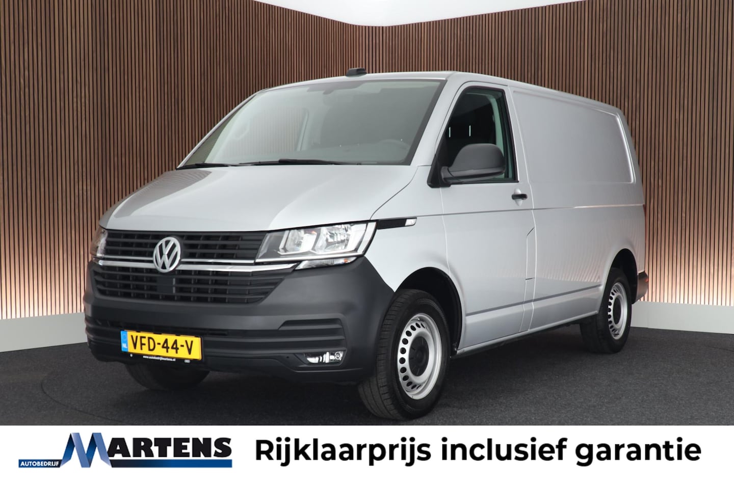Volkswagen Transporter - 2.0 TDI 110pk L1H1 Bijrijdersbank Navigatie Airco Cruise Control - AutoWereld.nl