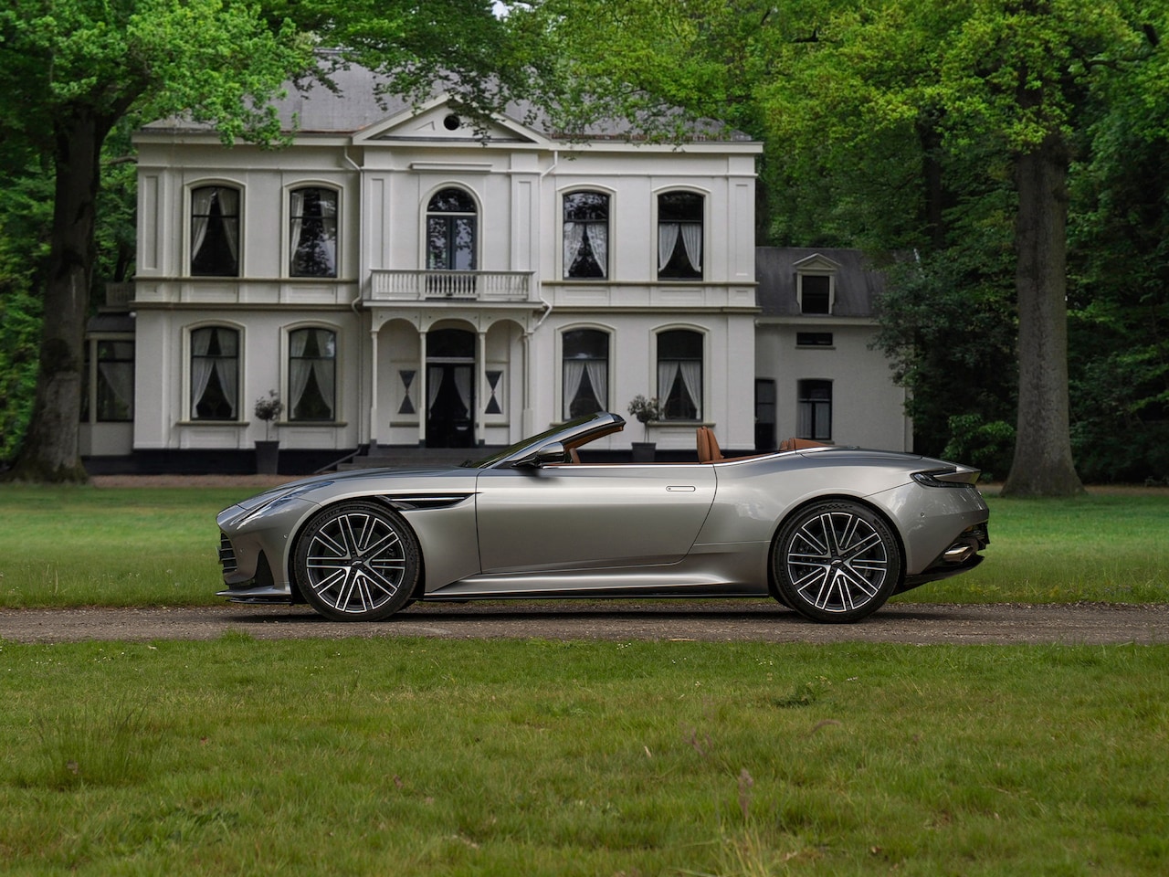 Aston Martin DB12 Volante - 4.0 V8 | Bowers & Wilkins - AutoWereld.nl