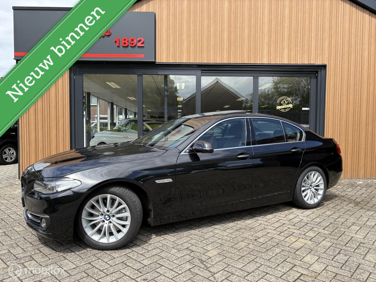 BMW 5-serie - 520i Luxury Edition 184 PK | M-Sport | Pano-Dak | elek. Stoelen | Stoelverwarming | Bruin - AutoWereld.nl