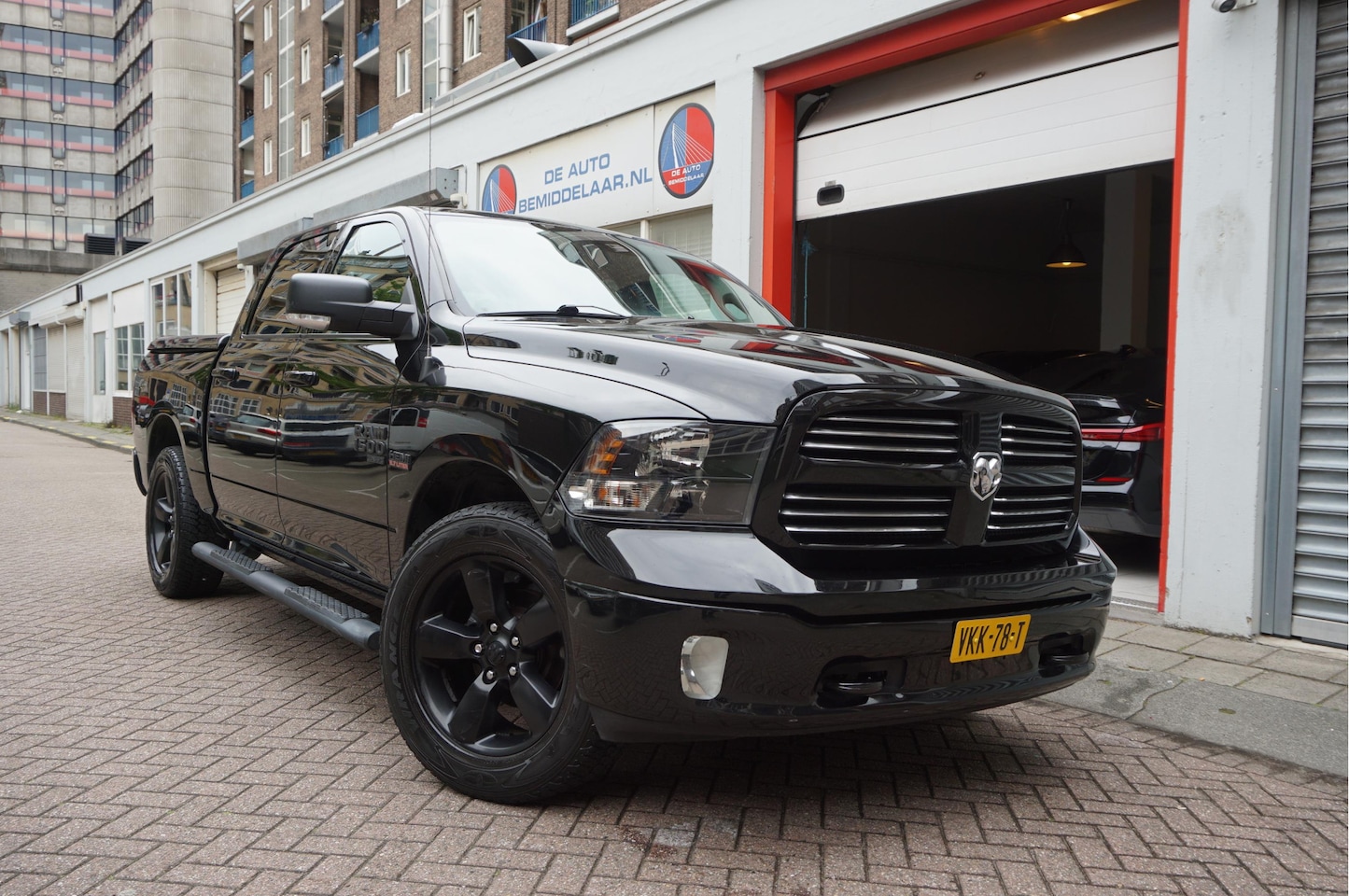 Dodge Ram 1500 - 5.7 V8 HEMI 4WD | BLACK OPTIC | Classic | 300l LPG | APPLE CARPLAY | Stoel- stuurverwarmin - AutoWereld.nl