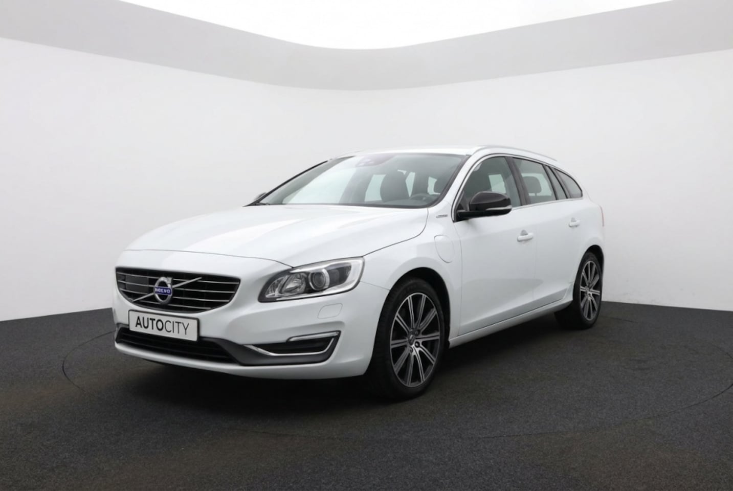 Volvo V60 - 2.4 D5 Twin Engine Momentum l Harman Kardon l BLISS - AutoWereld.nl