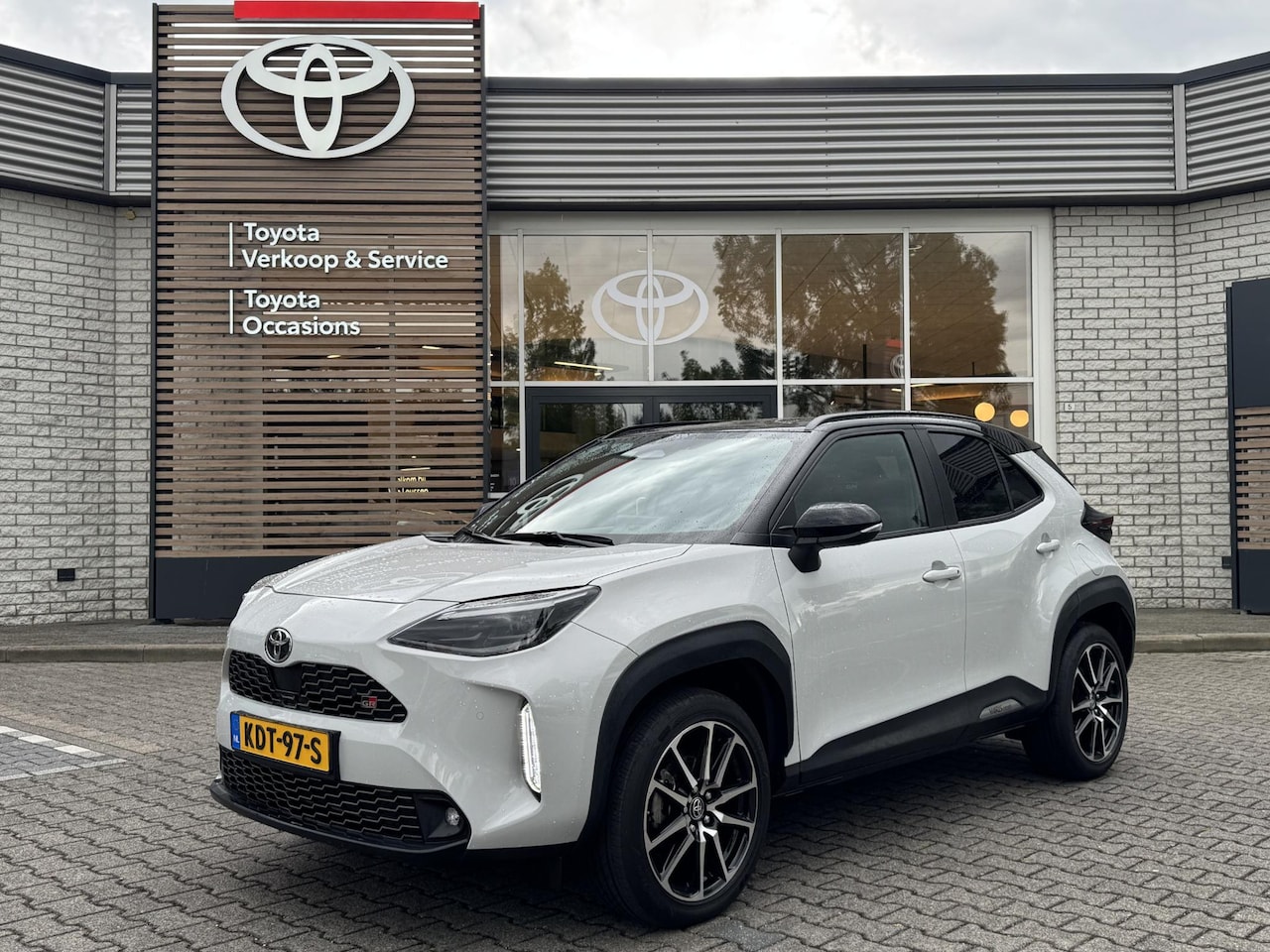Toyota Yaris Cross - 1.5 HYBRID 130 GR-SPORT HEAD-UP JBL-AUDIO 18'' LM-VELGEN PARK-SENSOREN BLIND SPOT KEYLESS - AutoWereld.nl