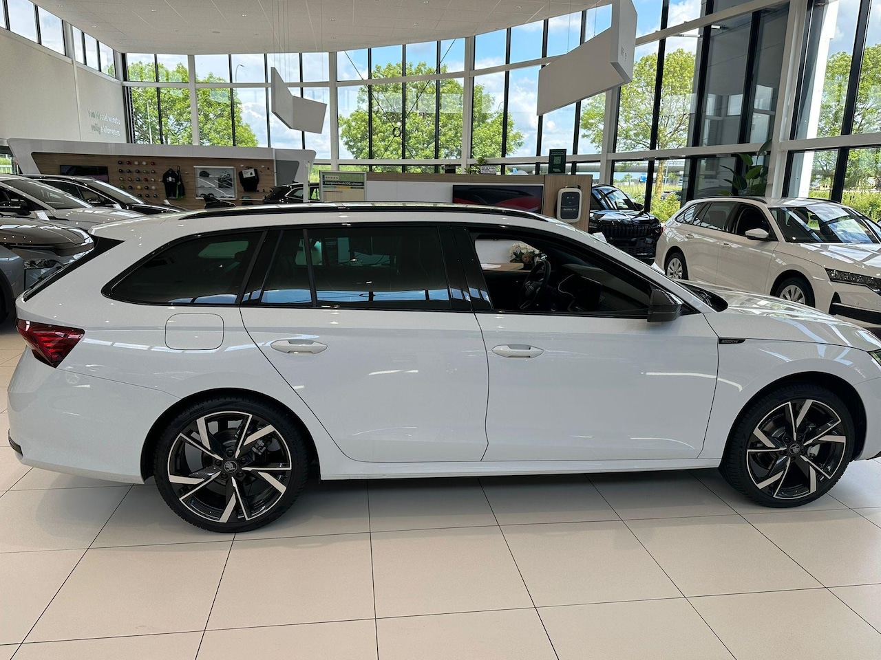 Skoda Octavia Combi - 1.5 TSI MHEV Sportline Business 150 PK | Automaat | Stoelverwarming | Parkeersensoren | Ad - AutoWereld.nl