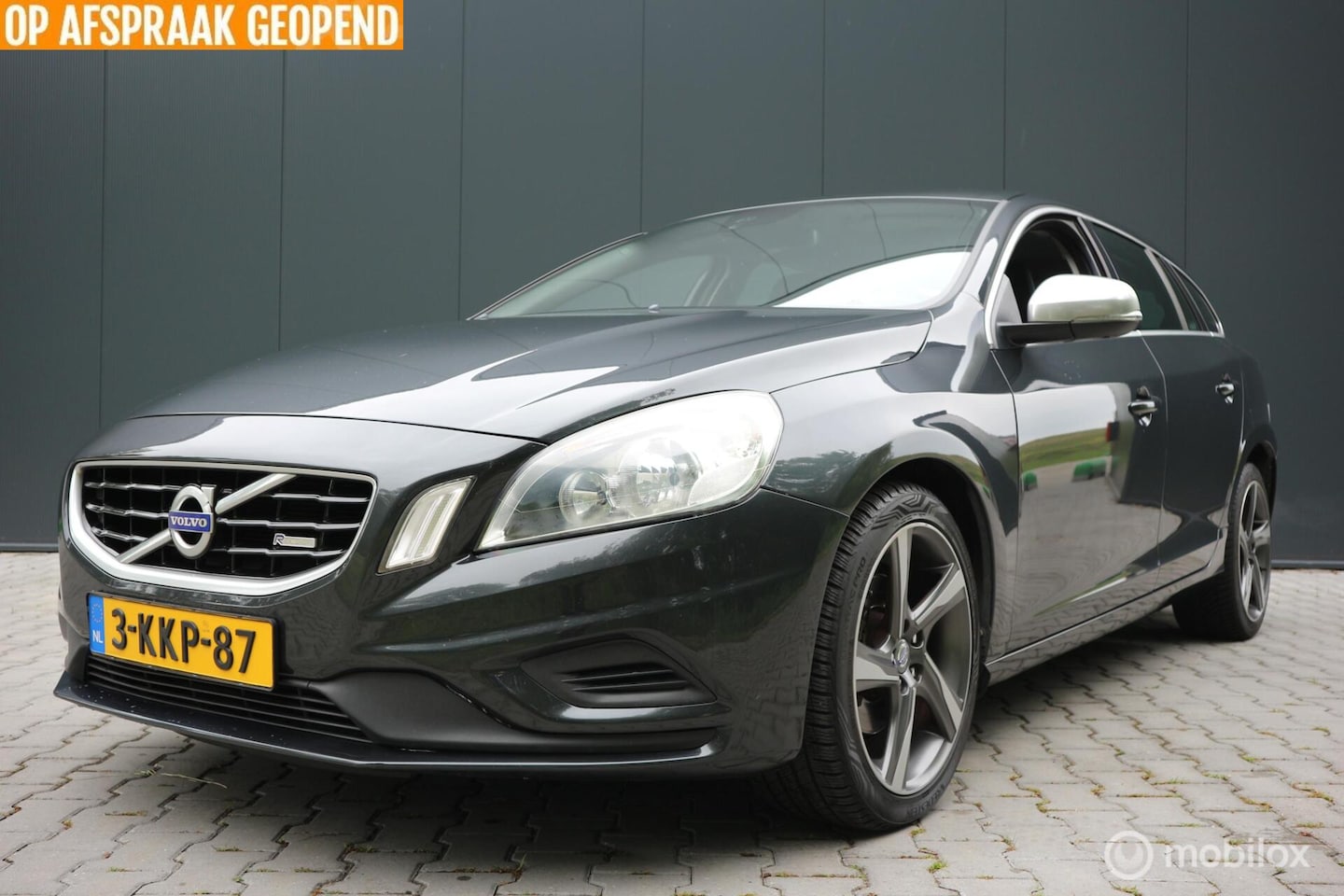Volvo V60 - 1.6 T3 R-Design AUTOMAAT/NAVIGATIE/TREKHAAK/NAP - AutoWereld.nl