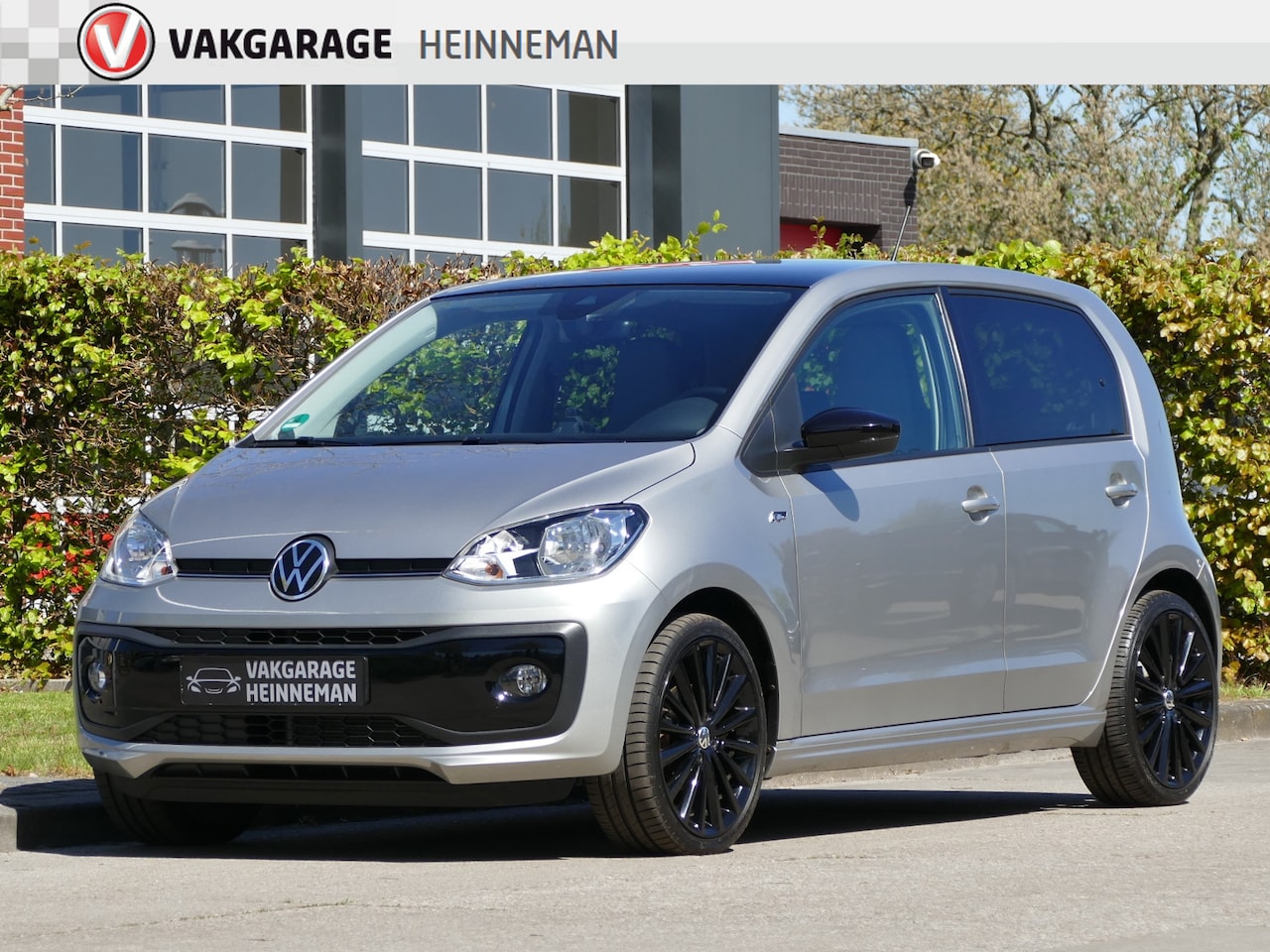 Volkswagen Up! - 1.0 R-Line | cruise control | stoelverwarming | achteruitrijcamera | bluetooth - AutoWereld.nl