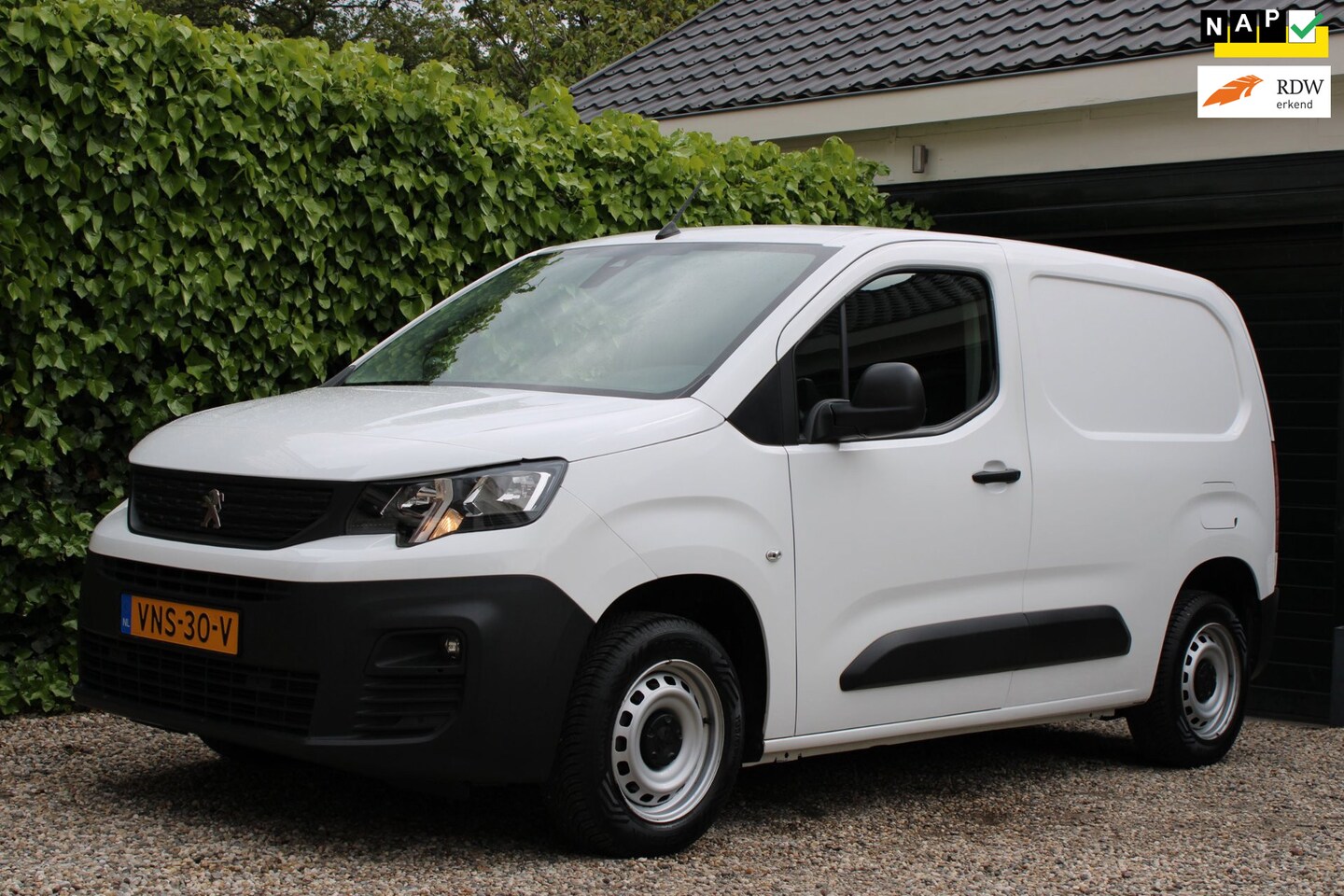 Peugeot Partner - 1.5 BlueHDI Premium | EX BTW | Carplay | Navi | PDC V+A | 3 persoons - AutoWereld.nl