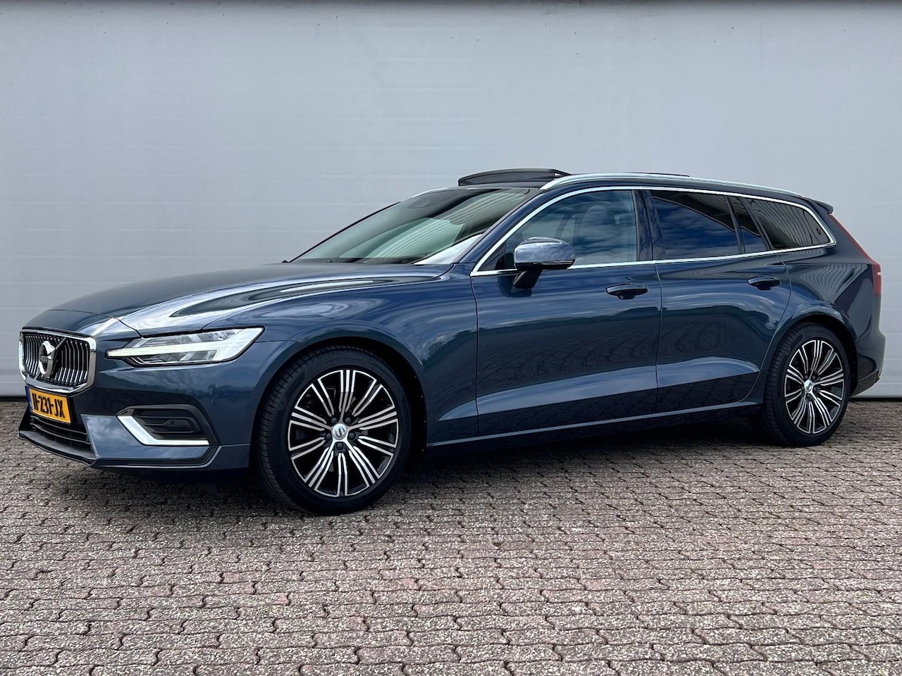 Volvo V60 - T4 Inscription | NL auto | dealer onderh.| Polestar Engineerd - AutoWereld.nl