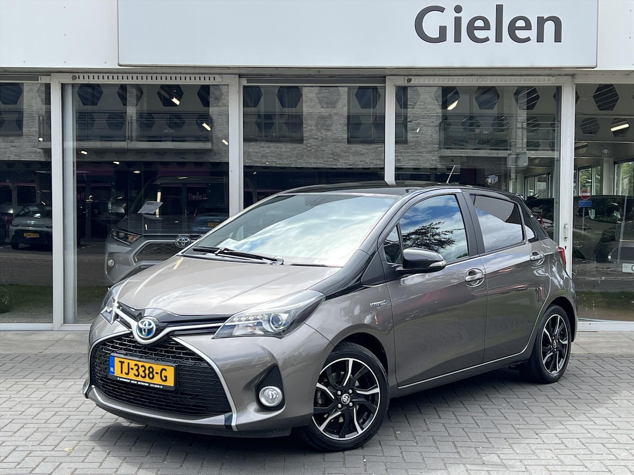Toyota Yaris - 1.5 Full Hybrid Bi-Tone Plus | Panoramadak, Navigatie, Keyless, 16 inch, Cruise control, A - AutoWereld.nl