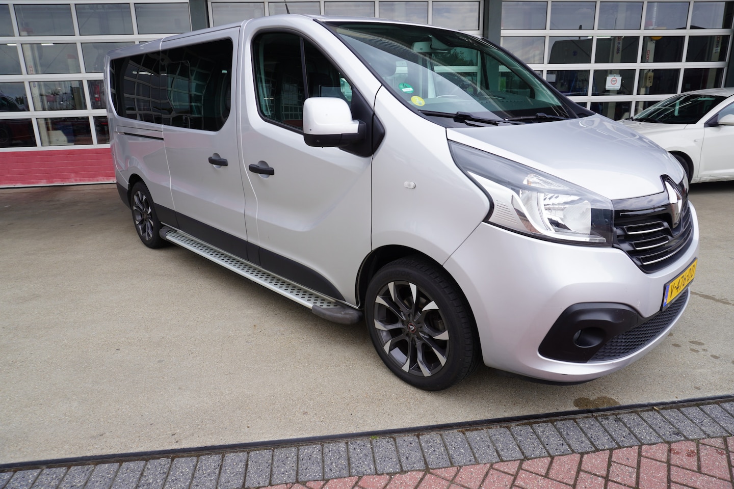 Renault Trafic - dCi 145pk T29 L2H1 DC Comfort Energy Schuifdeur L + R 18 inch LM Velgen / Trekhaak - AutoWereld.nl