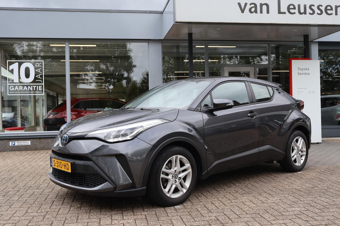 Toyota C-HR - 1.8 HYBRID NL-AUTO AD-CRUISE CAMERA EL-RAMEN DAB CLIMA LM-VELGEN - AutoWereld.nl