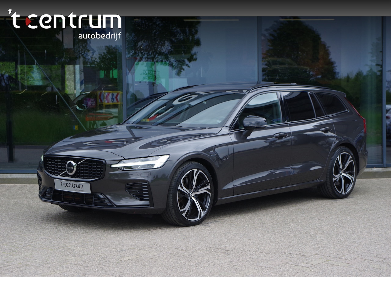 Volvo V60 - 2.0 T8 Plug-in Hybrid 456 PK AWD Ultimate Dark, Panoramadak, H/K Sound, 360 Camera - AutoWereld.nl