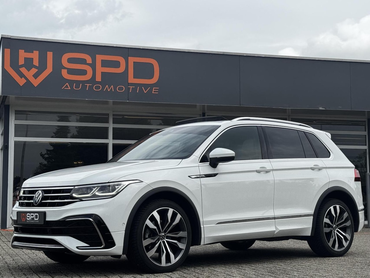 Volkswagen Tiguan - 1.5 TSI R-Line|20"|Matrix|Carplay|Pano|LED - AutoWereld.nl