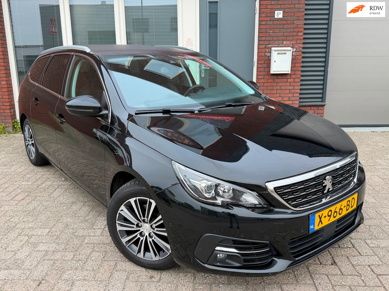 Peugeot 308 SW - 1.2 PureTech Blue Lease Premium / Leder / Navi / Camera / PDC / LED / LM - AutoWereld.nl