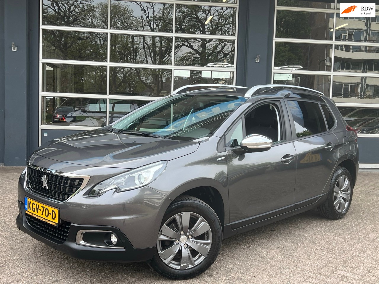 Peugeot 2008 - 1.2 PureTech Allure *PDC*NAVI*CLIMA*CRUISE*MULTIF. STUUR*NW. APK* - AutoWereld.nl