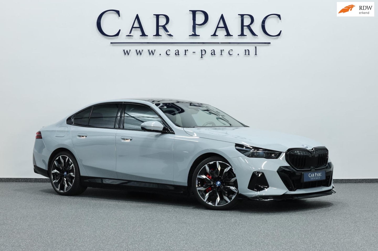 BMW 5-serie - 550e xDrive 489+PK M-Performance LASERLIGHT/BOWERS & WILKINS/PANO/LEDER/HUD/20" LMV/360 CA - AutoWereld.nl