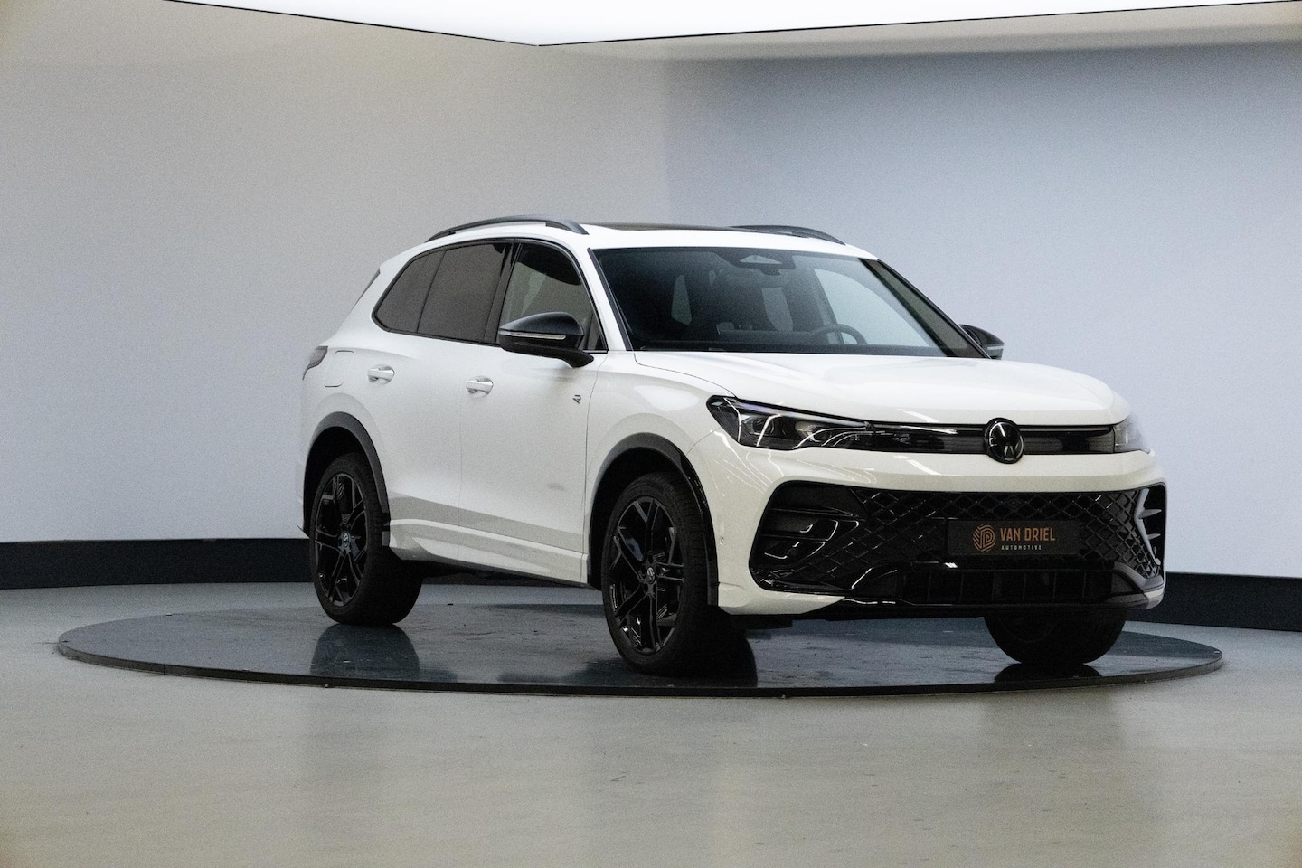 Volkswagen Tiguan - 1.5 eHybrid R-Line Edition | Panaroamdak | Trekhaak | SOH 97,5% | - AutoWereld.nl