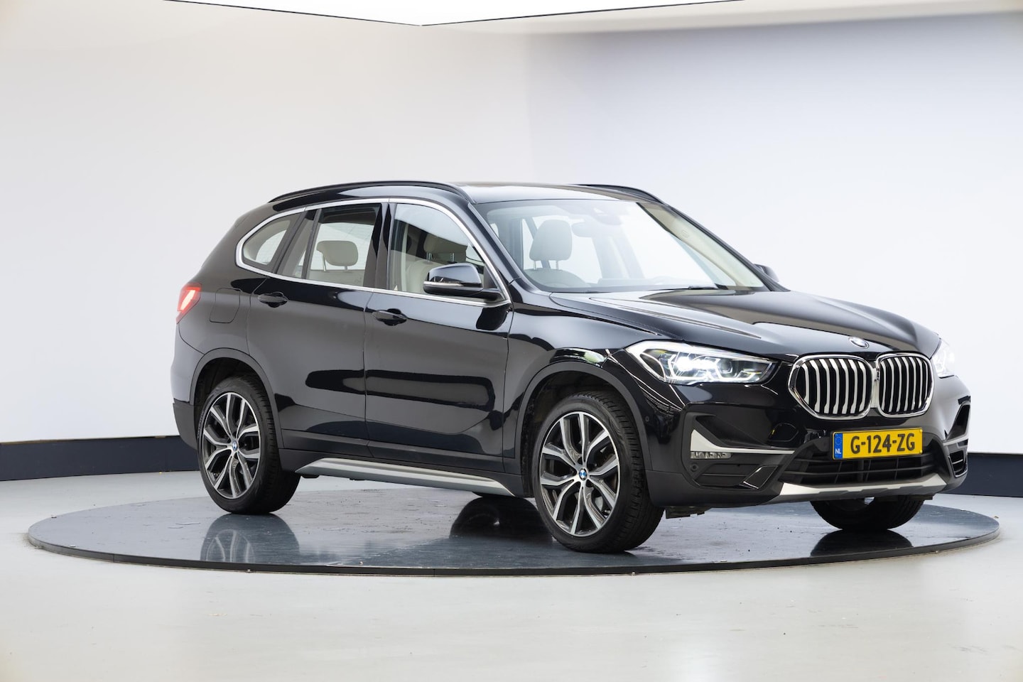 BMW X1 - sDrive20i VDL Nedcar Edition | Leder | Panoramadak | H&K | 19 Inch | Head Up | - AutoWereld.nl