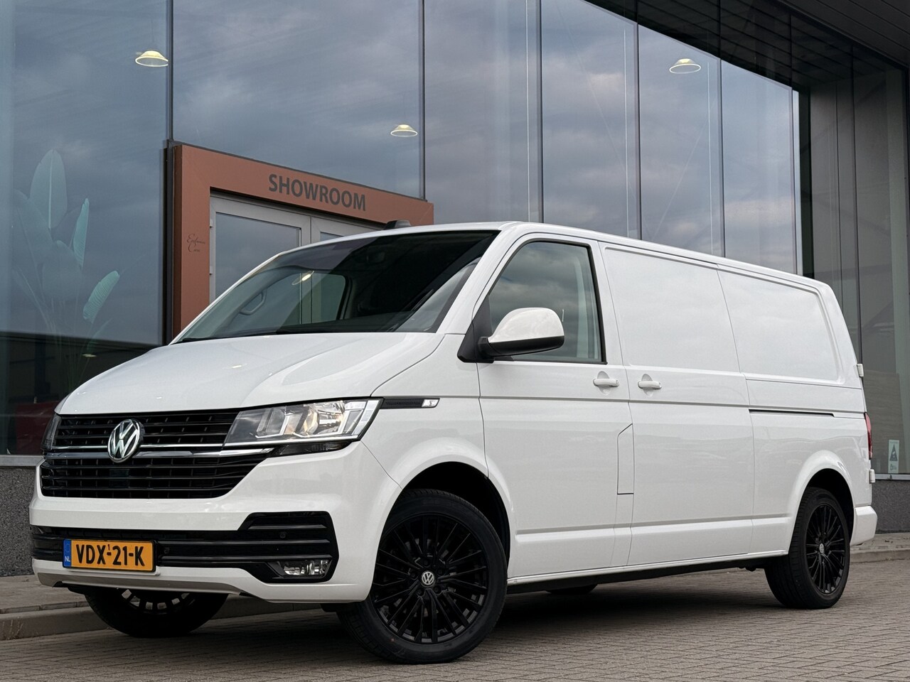 Volkswagen Transporter - 2.0 TDI L2H1 28 | ACC | Apple Carplay | 18 inch | Lane assist | Achteruitrijcamera | 2x sc - AutoWereld.nl