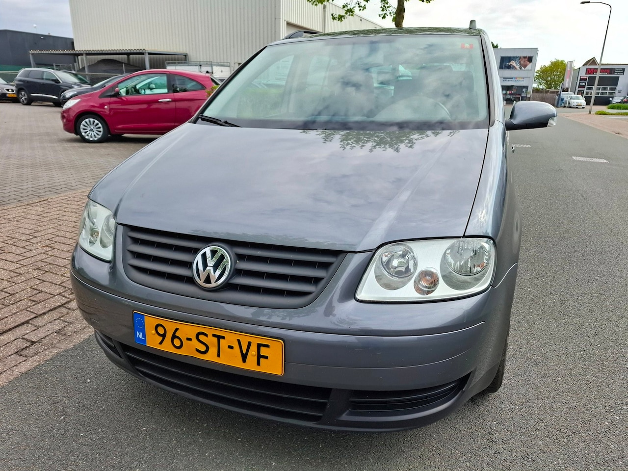 Volkswagen Touran - 1.6-16V FSI Business AIRCO/CRUISE! - AutoWereld.nl
