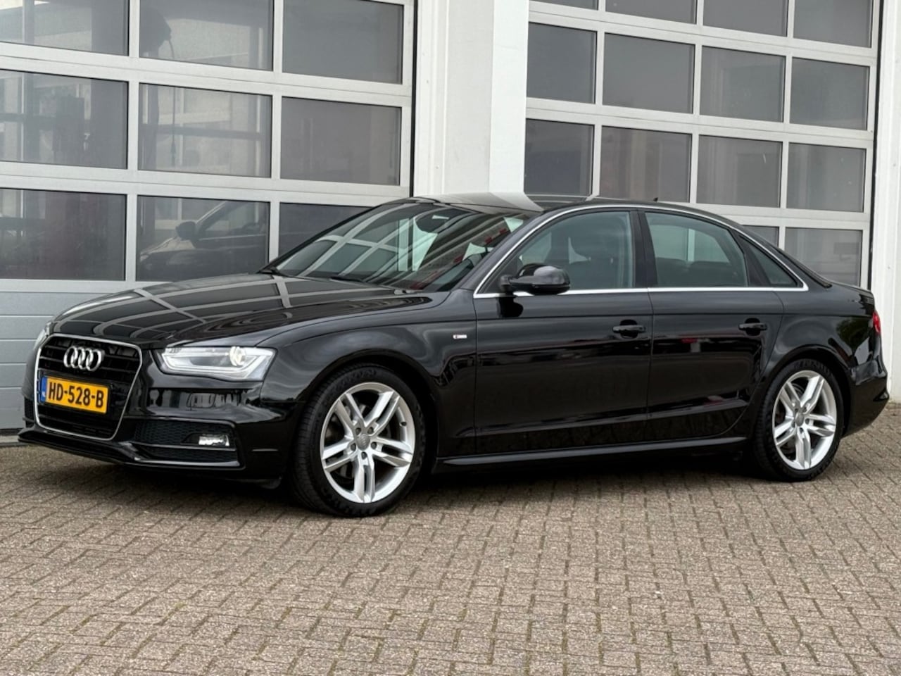 Audi A4 - 1.8 TFSI 170PK S-Edition S-line Aut. Navi Half-leer Trekhaak - AutoWereld.nl