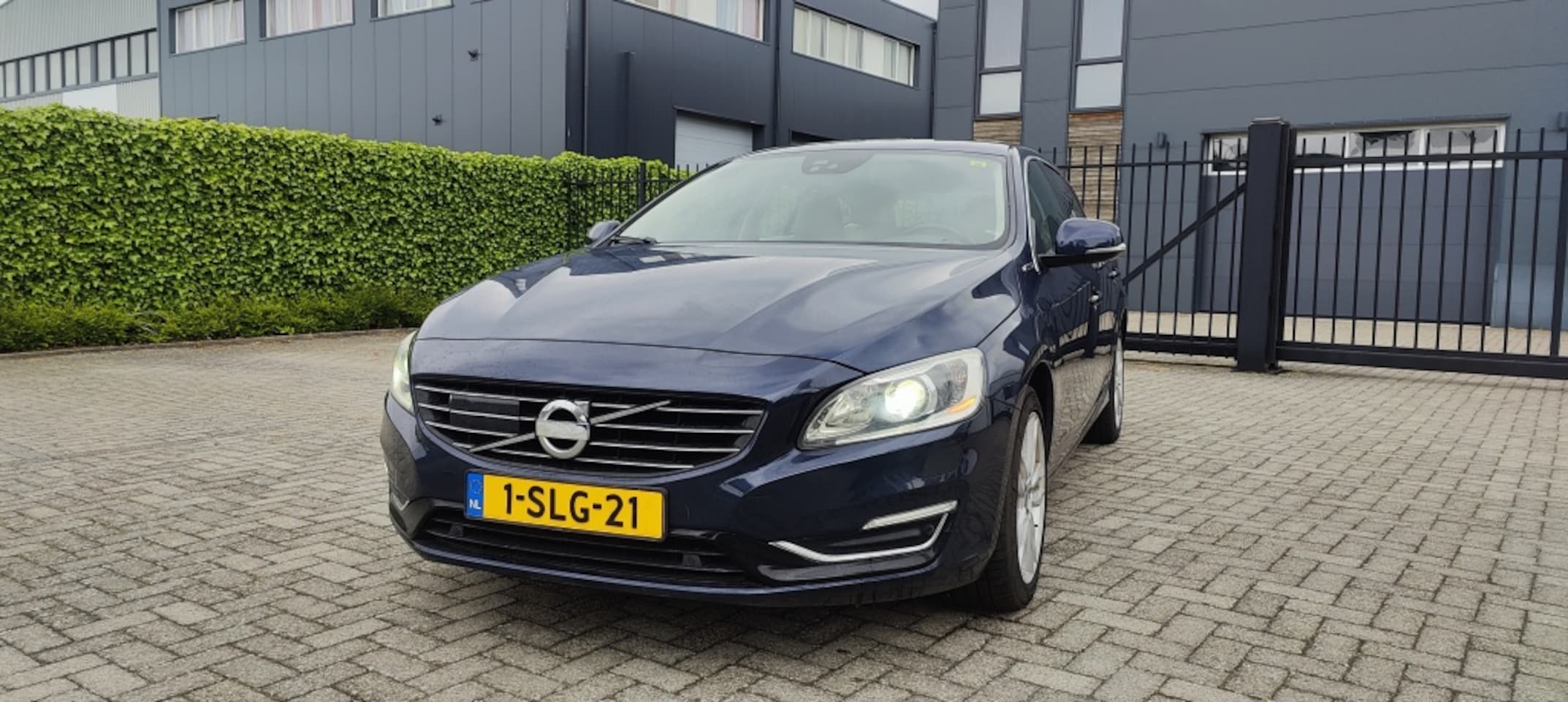 Volvo V60 - 2.4 D6 AWD Hybride Bj 2013 leer xenon Camera - AutoWereld.nl