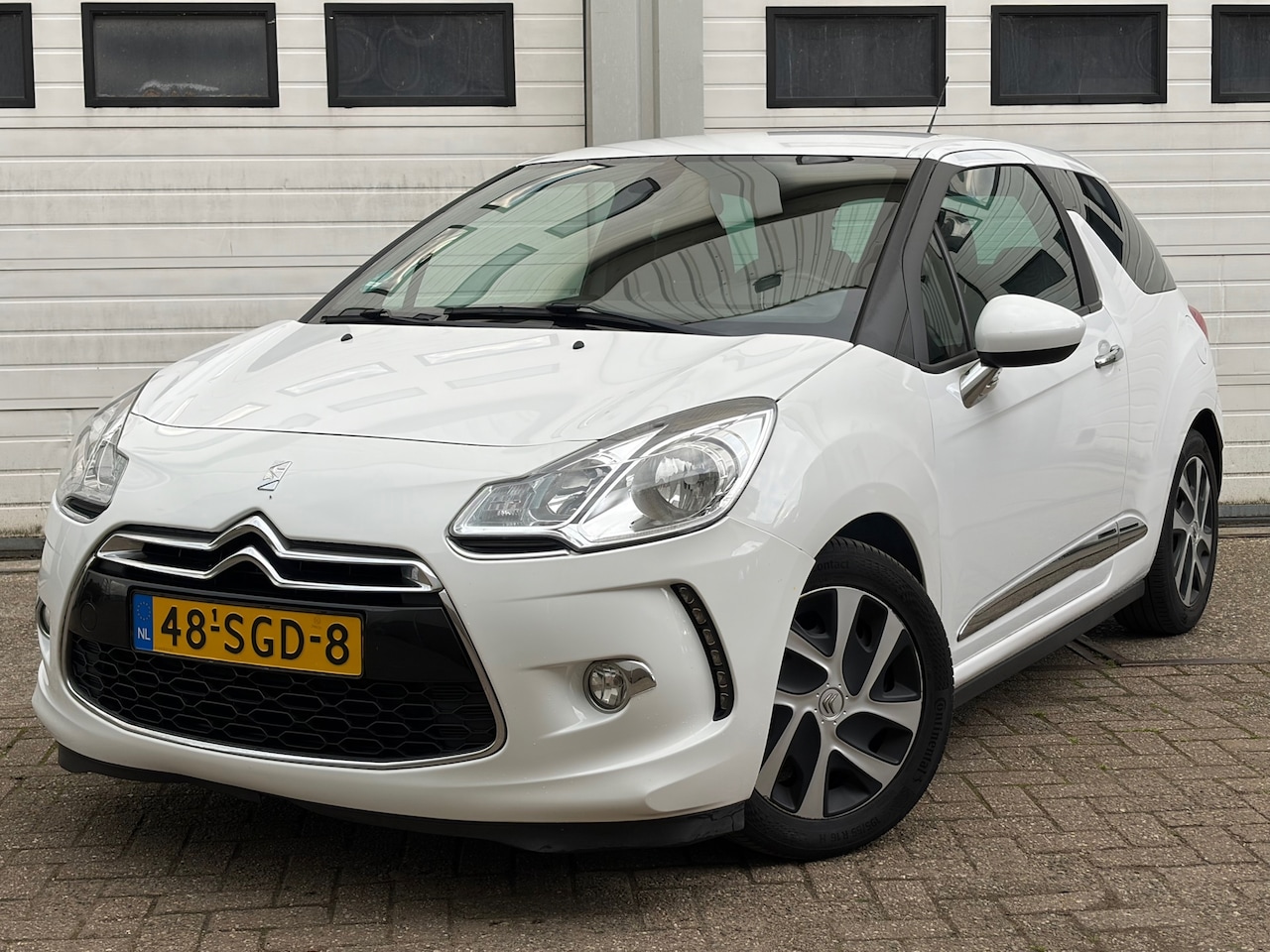 Citroën DS3 - 1.6 e-HDi So Chic airco cruise control bleutooth parkeersensoren navi elektrisch ramen led - AutoWereld.nl