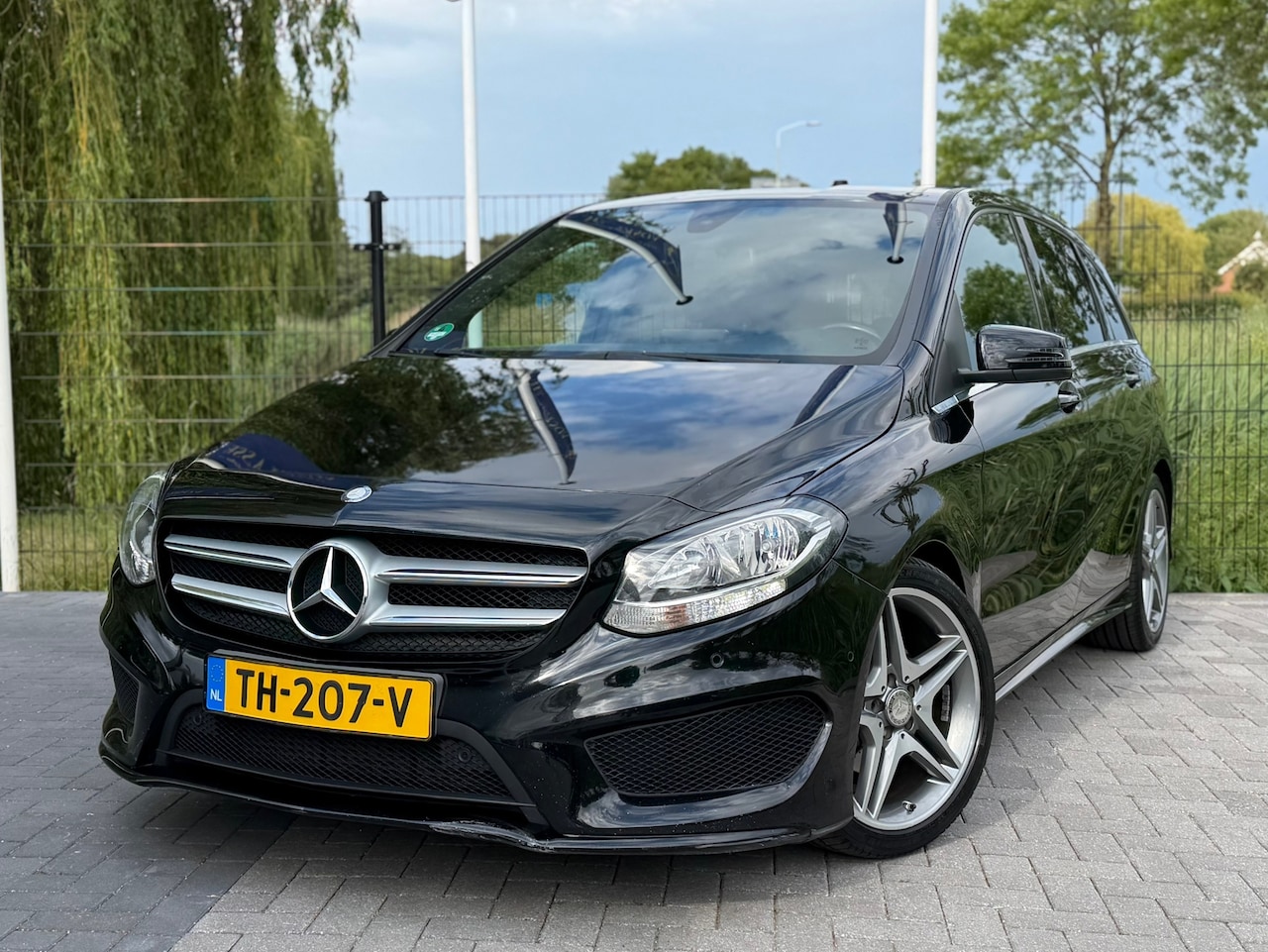 Mercedes-Benz B-klasse - 180 Prestige AMG / AUT / CRUISE / CLIMA / TREKHAAK - AutoWereld.nl