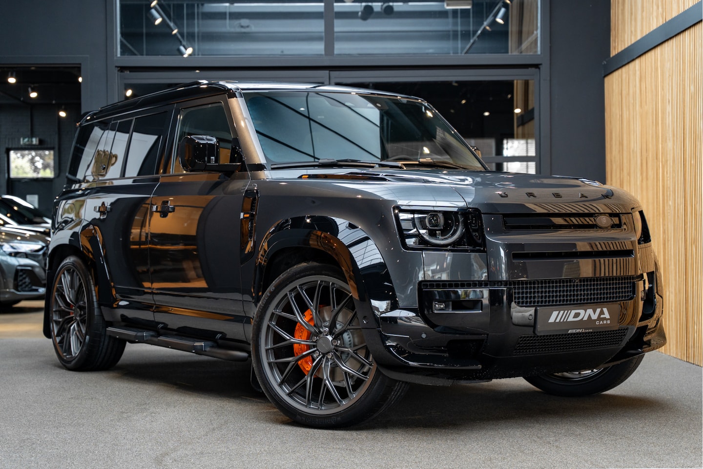 Land Rover Defender 110 - P300e Urban Hermes Facelift 24 inch FACELIFT P300e 110 Dynamic SE Edition Urban - AutoWereld.nl