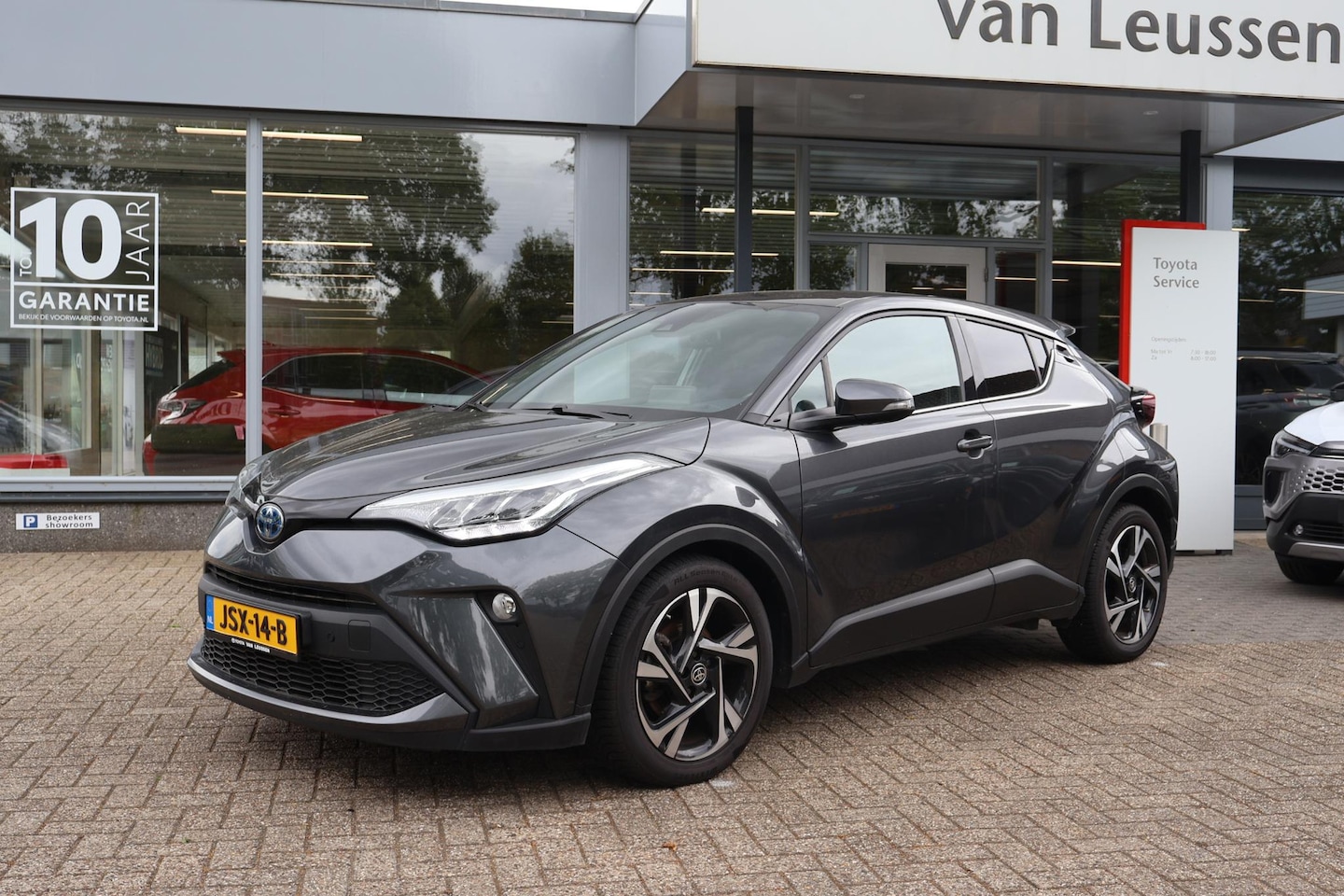 Toyota C-HR - 1.8 HYBRID DYNAMIC ALL-SEASON BANDEN STOELVERW. DODEHOEKDETECTIE KEYLESS LED KOPLAMPEN PAR - AutoWereld.nl