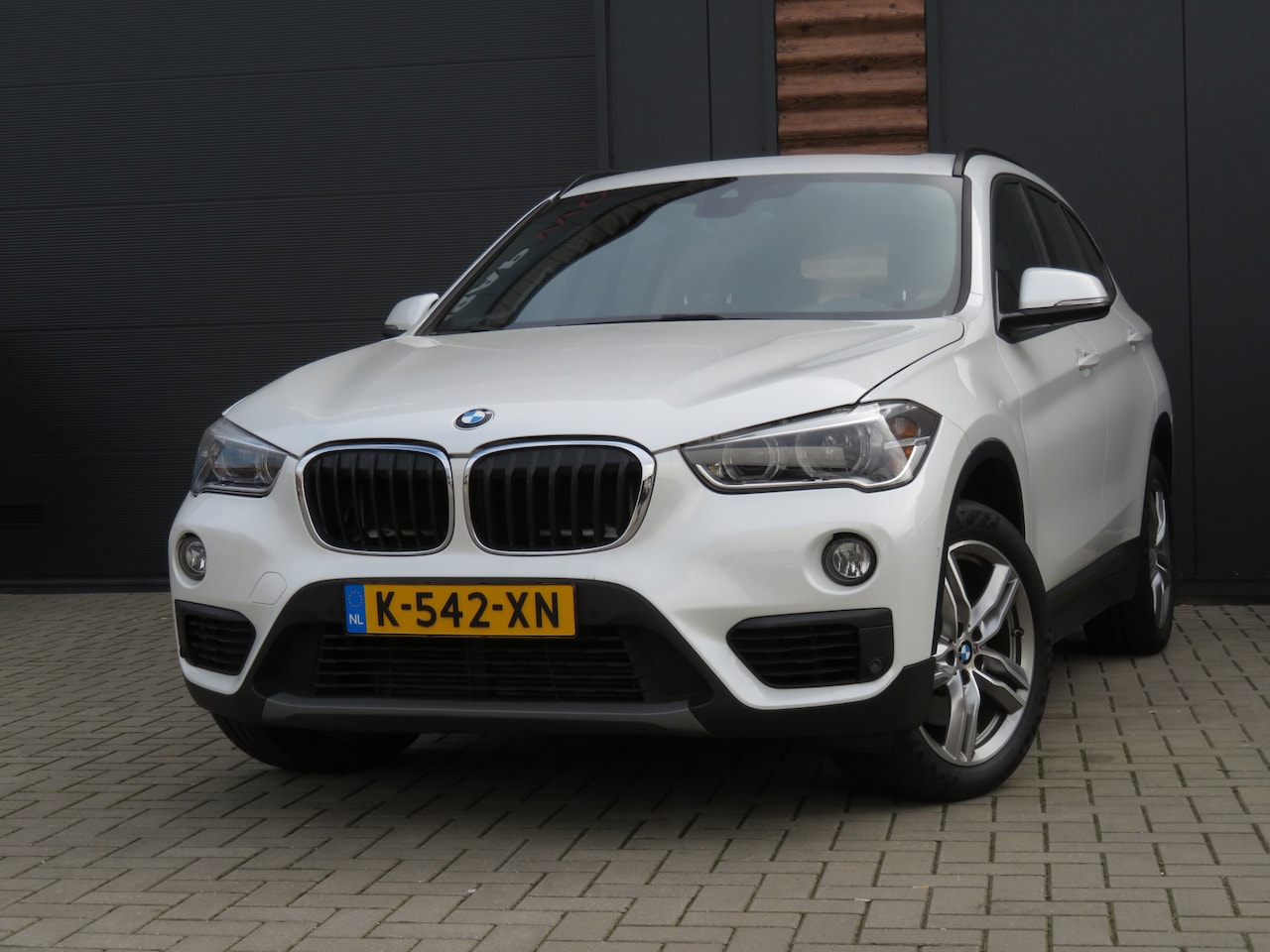 BMW X1 - xDrive20i High Executive Airco Cr-Control Panoramadak Trekhaak - AutoWereld.nl