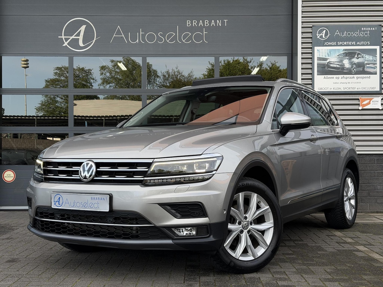 Volkswagen Tiguan - 1.4 TSI 4Motion Highline Pano | Cam | Trekhaak - AutoWereld.nl
