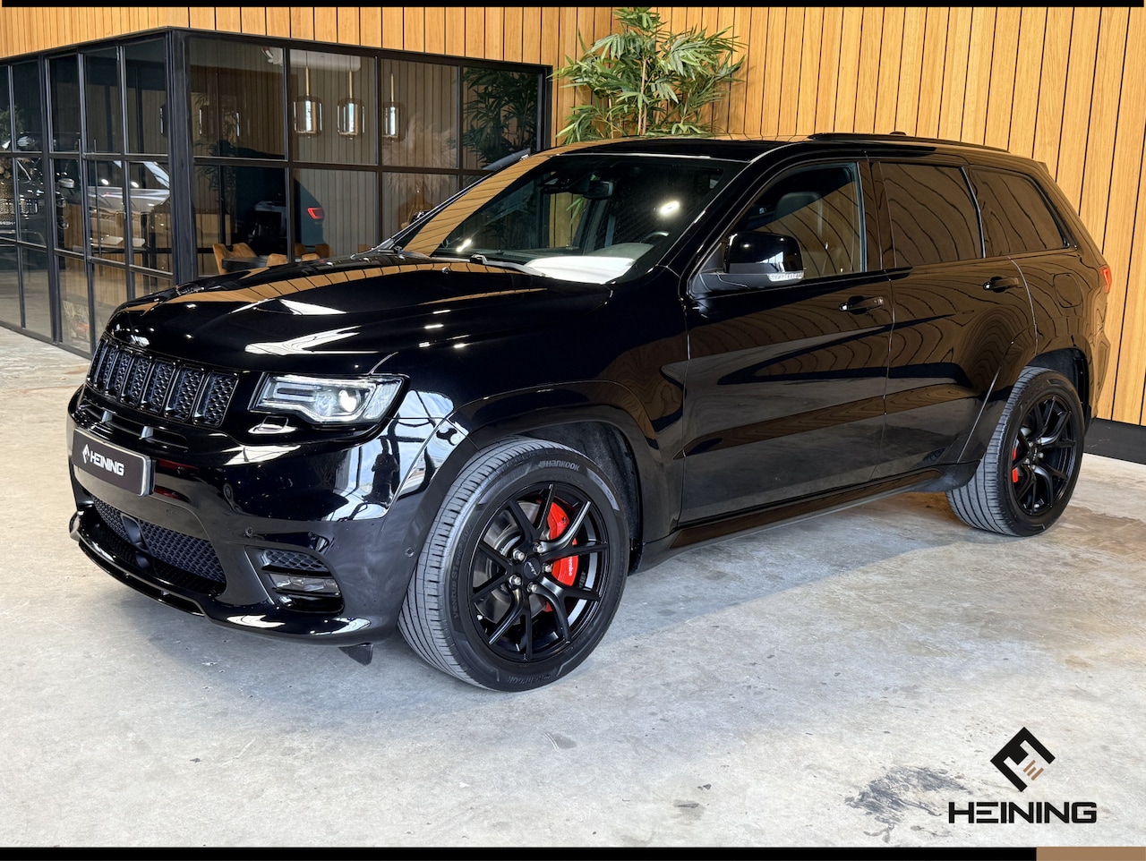 Jeep Grand Cherokee - 6.4 V8 SRT8. Grijs Kenteken. Navi. Apple-carplay. Trekhaak. LPG. 93000 KM - AutoWereld.nl