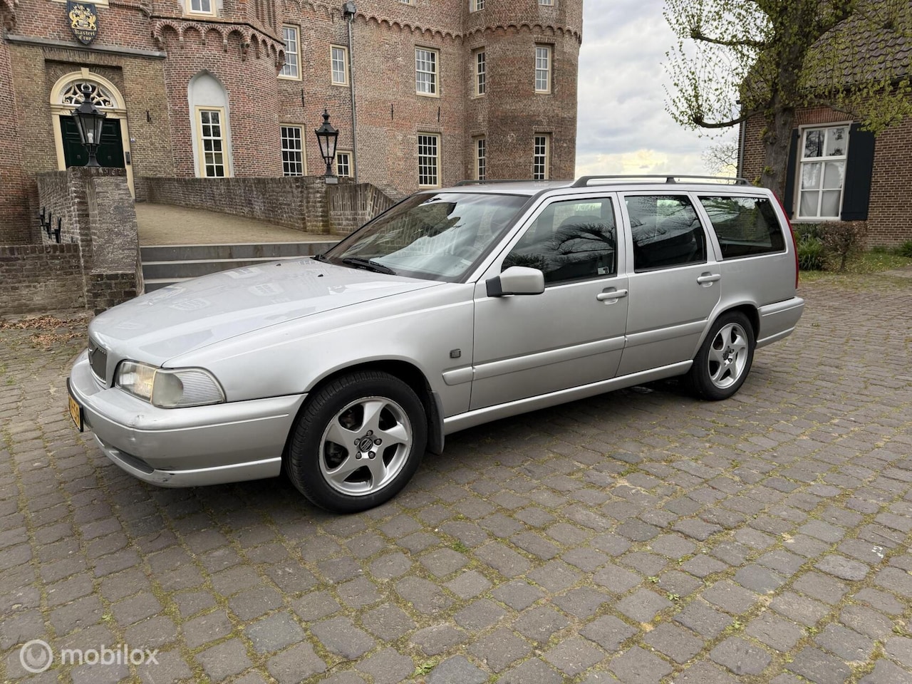 Volvo V70 - 2.5 Luxury Line 1999 Grijs, vol jaar APK! - AutoWereld.nl
