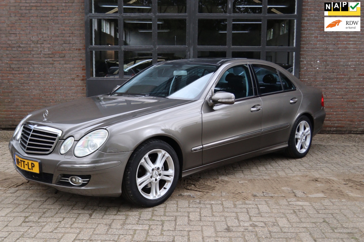 Mercedes-Benz E-klasse - 280 Avantgarde PAN|CC|AC|PDC|APK 1/27 - AutoWereld.nl