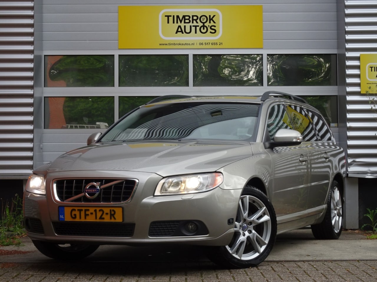 Volvo V70 - 2.5FT 231pk Aut. *BTW-auto/Trekhaak/18"/Xenon/Historie* - AutoWereld.nl