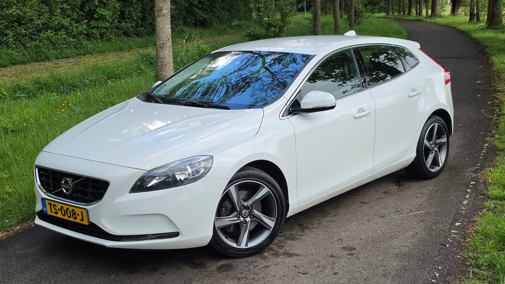 Volvo V40 - 1.6 T3 Kinetic 2013 17" R-Design Climate Cruise Camera PDC Trekhaak - AutoWereld.nl