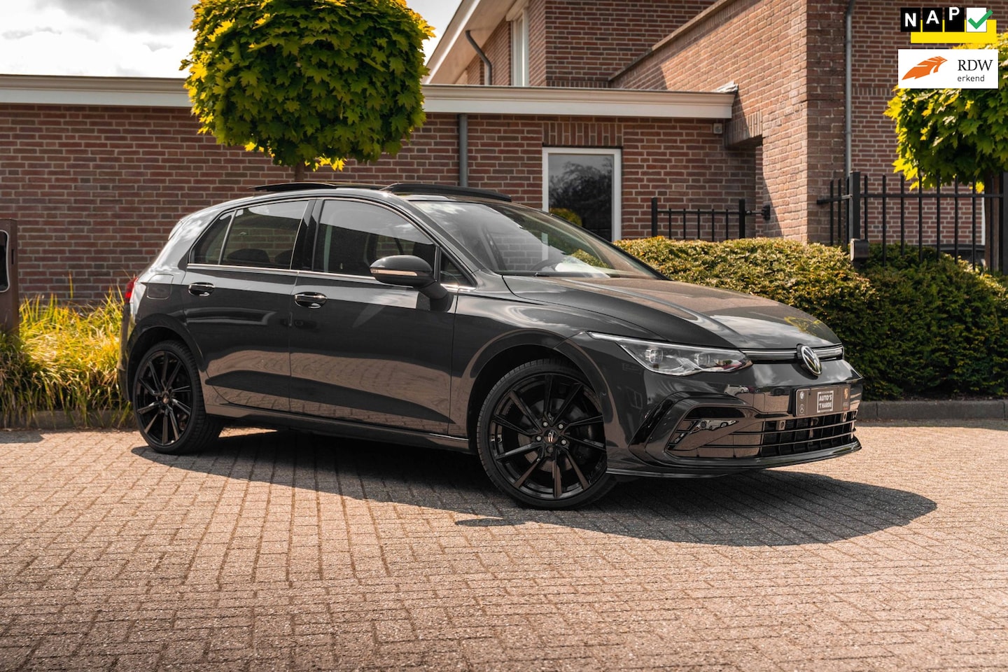 Volkswagen Golf - 1.4 eHybrid 204 PK 1e Eig R-Line Pano Massage Adaptive 19'' - AutoWereld.nl