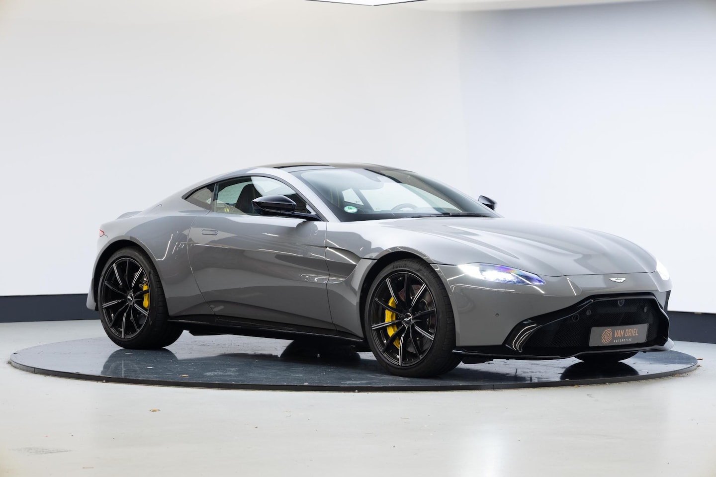 Aston Martin V8 Vantage - 4.0 | 20 Inch | Gloss Black pack | - AutoWereld.nl